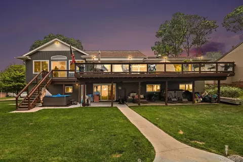 3233 Shawnee Ln, Waterford, MI 48329