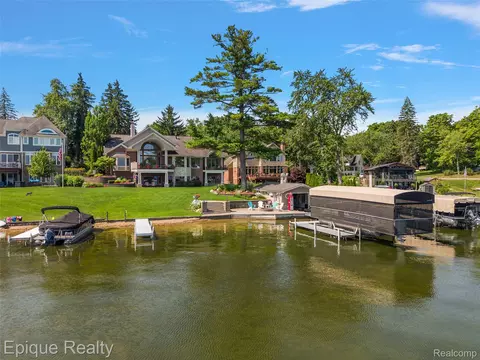565 Shady Oaks St, Orion, MI 48362