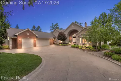 565 Shady Oaks St, Orion, MI 48362