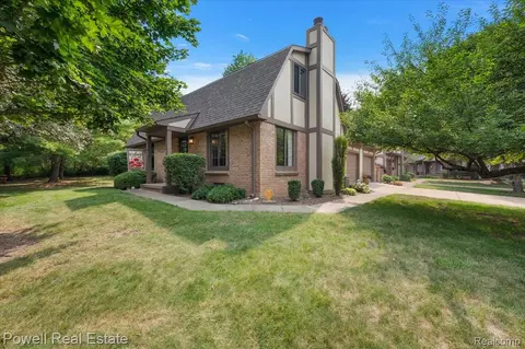 1938 Allenway Ct, Rochester Hills, MI 48309