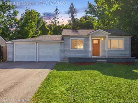4030 Manitoba St, Auburn Hills, MI 48326