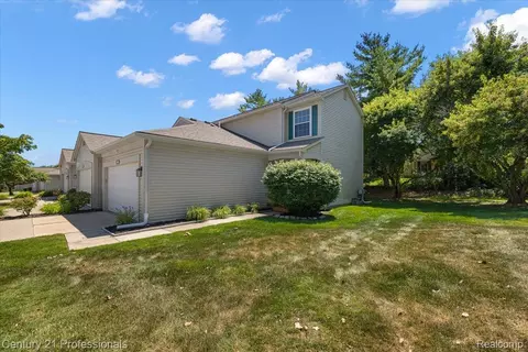 3149 Megan Dr, Waterford, MI 48328