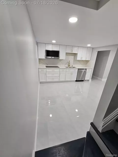 Kitchen - 2926 Roundtree Dr, Troy, MI 48083 photo 2 of 4