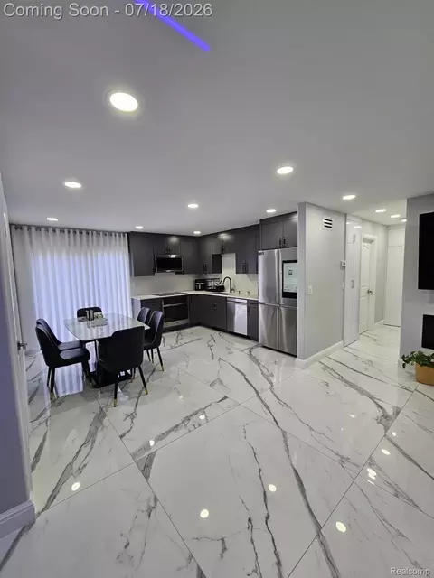 Kitchen - 2926 Roundtree Dr, Troy, MI 48083 photo 1 of 4