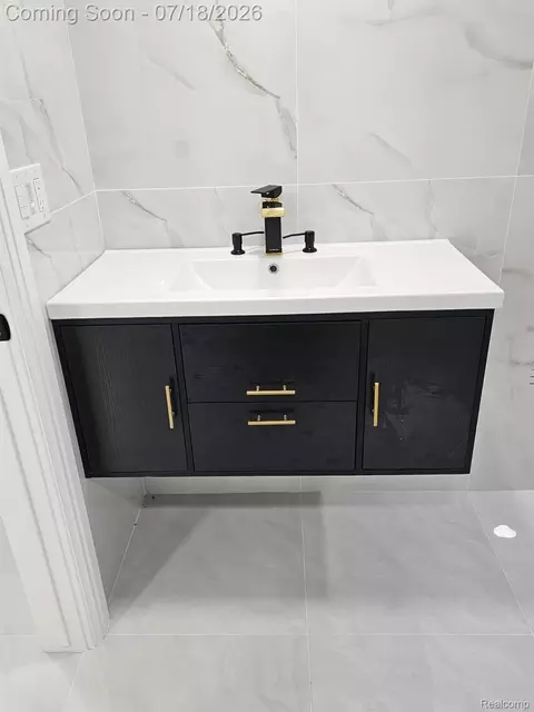 Bath - 2926 Roundtree Dr, Troy, MI 48083 photo 6 of 6