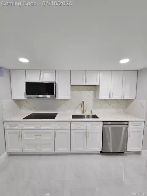 Kitchen - 2926 Roundtree Dr, Troy, MI 48083 photo 4 of 4