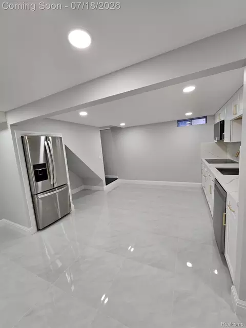 Kitchen - 2926 Roundtree Dr, Troy, MI 48083 photo 3 of 4