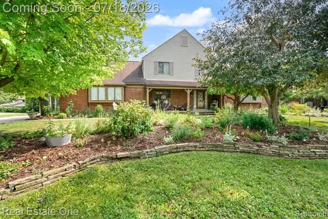 2355 Hillendale Dr, Rochester Hills, MI 48309