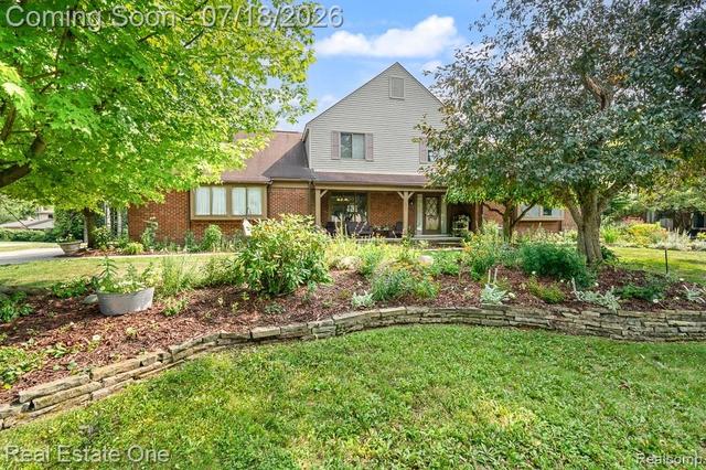 2355 Hillendale Dr, Rochester Hills, MI 48309