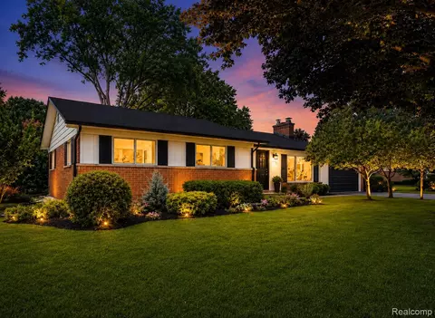3161 Woodcrest Rd, Rochester Hills, MI 48309