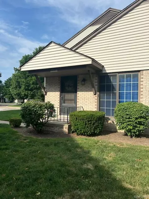 35138 N Bay Cir, Harrison, MI 48045