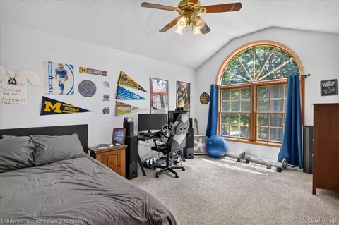 Bedroom - 3217 Pineview Trl, Genoa, MI 48843 photo 6 of 9