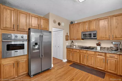 Kitchen - 3217 Pineview Trl, Genoa, MI 48843 photo 4 of 6