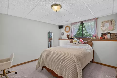 Bedroom - 3217 Pineview Trl, Genoa, MI 48843 photo 8 of 9