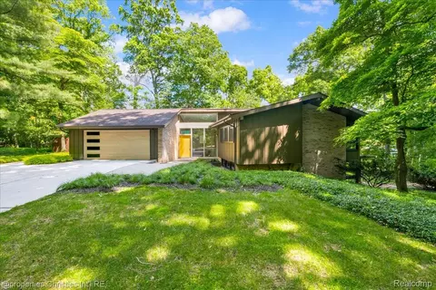 3939 Charing Cross Rd, Bloomfield Hills, MI 48304