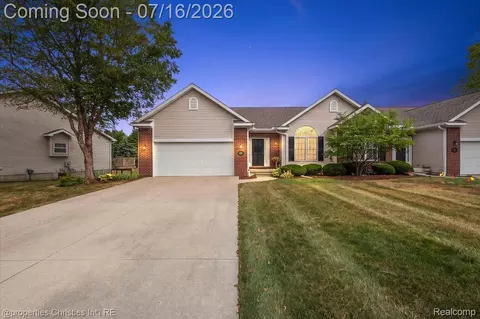 3181 Ivy Ln, Grand Blanc, MI 48439