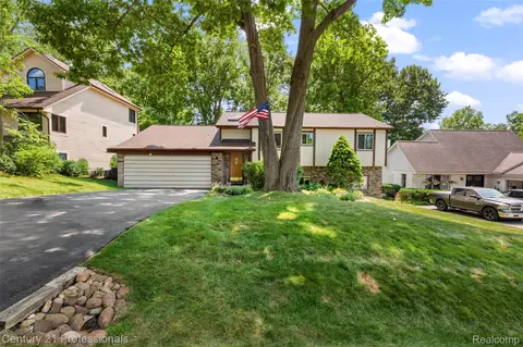 5135 Virgie Ln, West Bloomfield, MI 48324