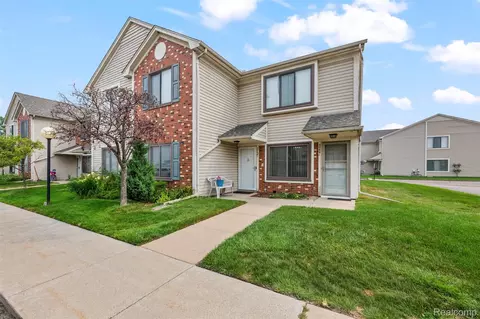 30681 Hidden Pines Ln, Roseville, MI 48066