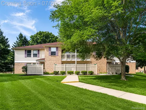 61051 Greenwood Dr, South Lyon, MI 48178
