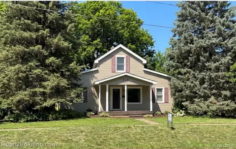 718 S Main St, Almont, MI 48003