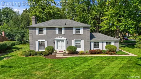 487 Henley Dr, Bloomfield Hills, MI 48304