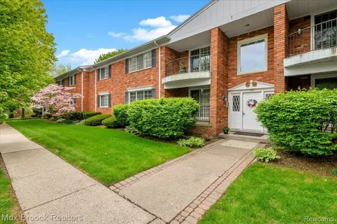 1711 Huntingwood Ln #C, Bloomfield Hills, MI 48304