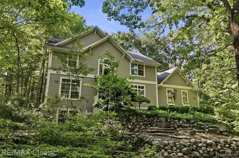 6303 Ridge Hollow Ln, Springfield, MI 48350