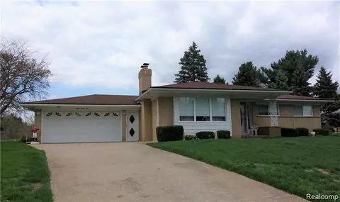831 Sunnybeach Blvd, White Lake, MI 48386