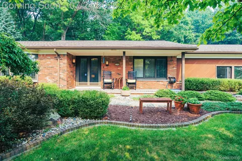344 Shagbark Dr, Rochester Hills, MI 48309