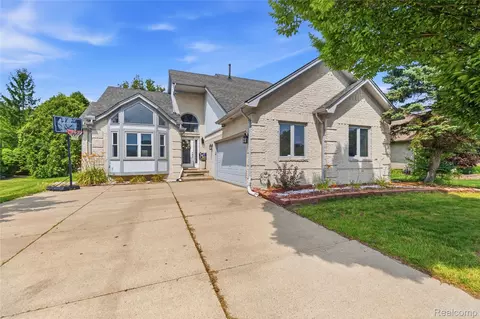 52279 Matterhorn Dr, Macomb, MI 48042