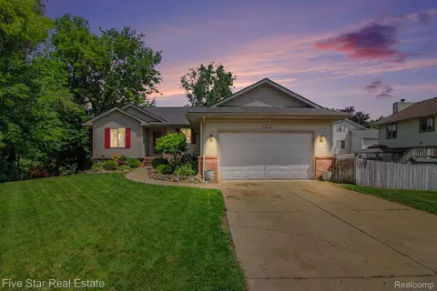 2830 Bayberry Dr, Waterford, MI 48329