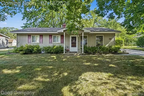 6284 Woodsdale Dr, Grand Blanc, MI 48439