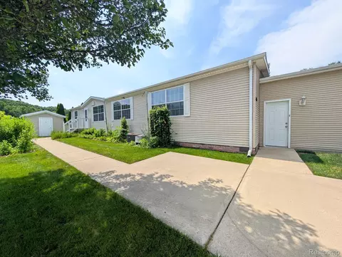 11766 Village Pines Ct, Green Oak, MI 48178