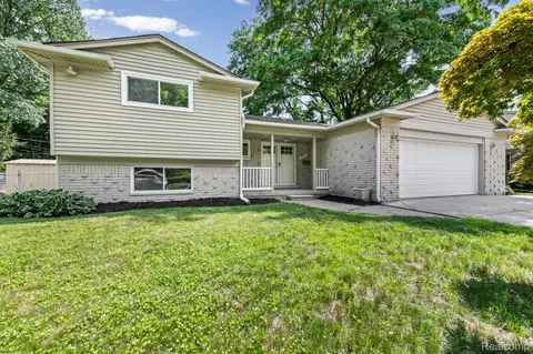 33165 Maplenut St, Farmington, MI 48336