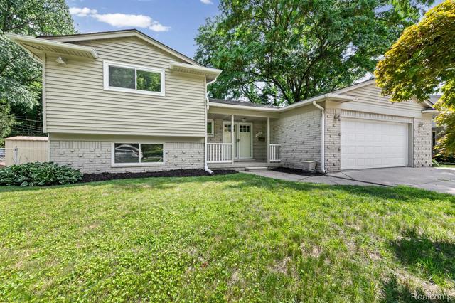 33165 Maplenut St, Farmington, MI 48336