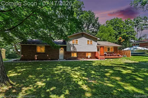 1304 Rinoco Cir, Waterford, MI 48327