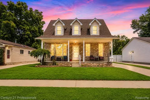 21819 Maple St, Saint Clair Shores, MI 48081