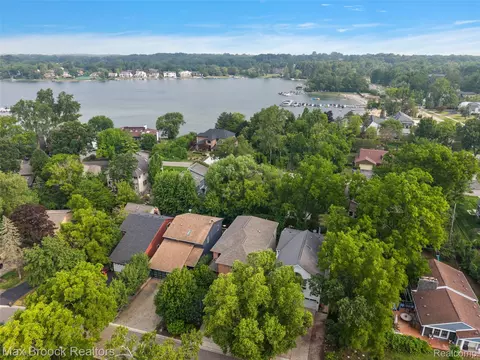 5348 Sunnycrest Dr, West Bloomfield, MI 48323