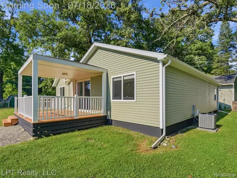 Exterior - 4539 Parker Dr, Howell, MI 48843 photo 2 of 13