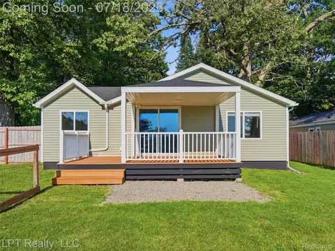 Exterior - 4539 Parker Dr, Howell, MI 48843 photo 3 of 13