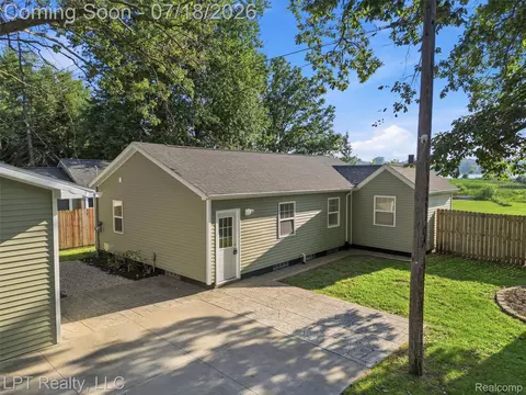 Exterior - 4539 Parker Dr, Howell, MI 48843 photo 4 of 13