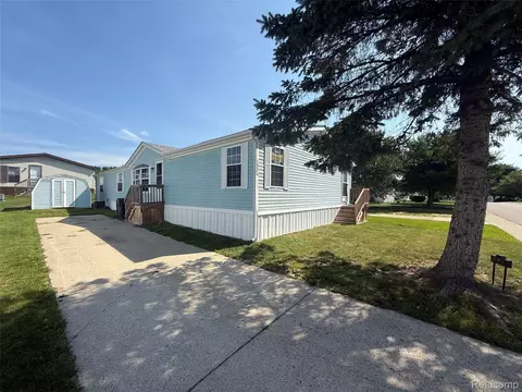 7023 Scarborough Ln, Whitmore Lake, MI 48189