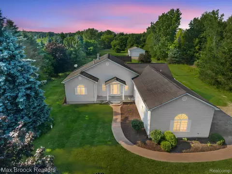 2165 Oakwood Rd, Brandon, MI 48462