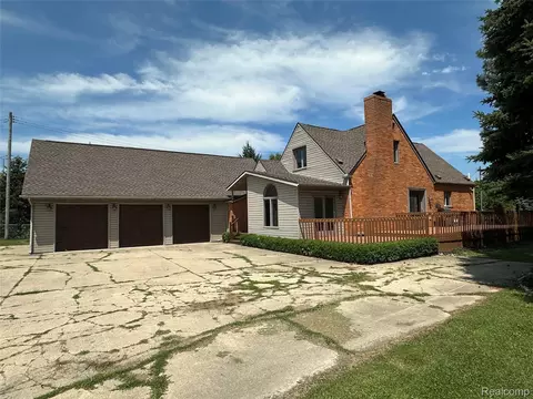 8315 Hilton Rd, Brighton, MI 48114