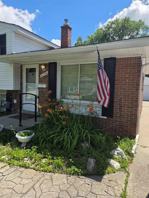 31704 Saint Margaret St, Saint Clair Shores, MI 48082