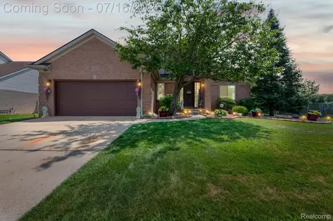 24909 Foxmoor Blvd, Woodhaven, MI 48183