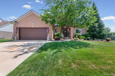 24909 Foxmoor Blvd, Woodhaven, MI 48183