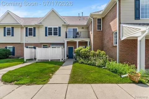 2929 Cottonwood Dr, Waterford, MI 48328