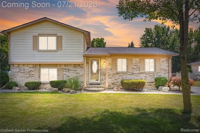19272 Lloyd Dr, Clinton Township, MI 48038