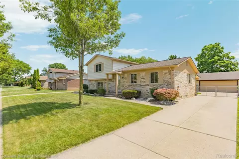 19272 Lloyd Dr, Clinton Township, MI 48038